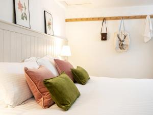 Ένα ή περισσότερα κρεβάτια σε δωμάτιο στο Little How