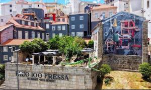 uma vista para uma cidade com um mural num edifcio em Pao 100 Pressa na Covilh