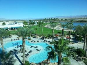 Luftaufnahme eines Resortpools mit Palmen in der Unterkunft Avi Resort & Casino in Fort Mohave