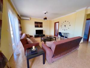 TV a/nebo společenská místnost v ubytování Atrium Luxurious Sea View Apartment