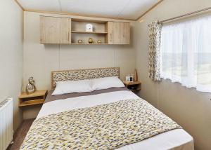 Ένα ή περισσότερα κρεβάτια σε δωμάτιο στο Golden Sands Holiday Park