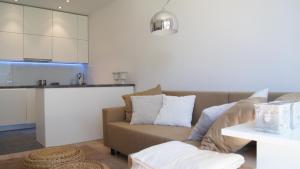 salon z kanapą i kuchnią w obiekcie Home3city Nadmorski Dwór w Gdańsku