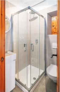 eine Duschkabine im Bad mit WC in der Unterkunft El Huevo  in Cómpeta