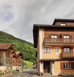 un edificio con balcone sul lato di una strada di Madrisa Lodge a Klosters