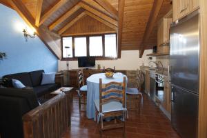 Casa Rural Perico في فيزكال: مطبخ مع طاولة ومطبخ مع ثلاجة