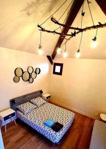1 dormitorio con 1 cama en una habitación con luces en L'Insolite en Bourges