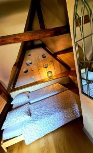Habitación en el ático con cama y escalera en L'Insolite en Bourges