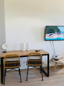 TV a/nebo společenská místnost v ubytování Mentor Home Adamas