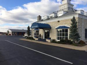 an empty parking lot in front of a building at Alpine Inn & Suites Rockford in Rockford