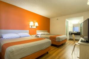 TV a/nebo společenská místnost v ubytování Motel 6-Rancho Mirage, CA - Palm Springs