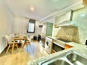 Kuchyňa alebo kuchynka v ubytovaní Apartamentos Blanes Petit + 11 fotografií