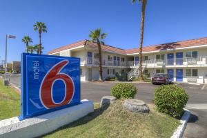 een hotelbord voor een gebouw bij Motel 6-Rancho Mirage, CA - Palm Springs in Rancho Mirage