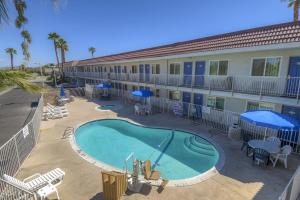 สระว่ายน้ำที่อยู่ใกล้ ๆ หรือใน Motel 6-Rancho Mirage, CA - Palm Springs