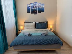 una camera con un letto con due cuscini sopra di KLEPALSKI - Mountain Studio a Borovets