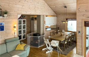 eine Küche und ein Esszimmer mit einem Tisch in einem winzigen Haus in der Unterkunft Stunning Home In Tingvatn With Wifi And 2 Bedrooms in Tingvatn