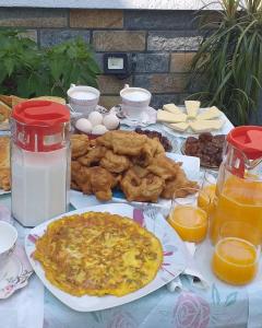 una mesa llena de alimentos con huevos y carne en The White Villa en Poliçan