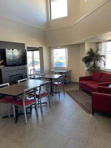 A seating area at Comfort Inn Baie-Comeau