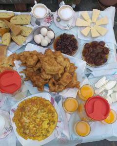 una mesa cubierta con muchos tipos diferentes de comida en The White Villa en Poliçan