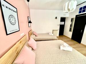 Łóżko lub łóżka w pokoju w obiekcie OPERA ROOMS