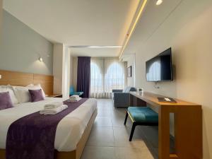 TV a/nebo společenská místnost v ubytování Majestic Byblos Grand Hotel
