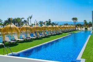 Бассейн в Cabogata Beach Hotel или поблизости