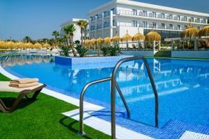 Бассейн в Cabogata Beach Hotel или поблизости