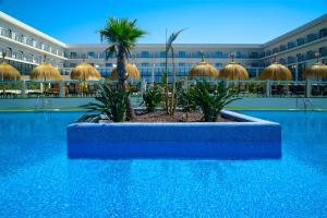 Бассейн в Cabogata Beach Hotel или поблизости