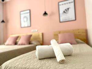 Łóżko lub łóżka w pokoju w obiekcie OPERA ROOMS