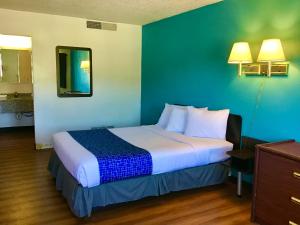米蘇拉的住宿－Travelodge Inn & Suites by Wyndham Missoula University Park，一间位于酒店客房内的带大床的卧室