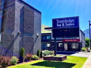a building with a sign that reads knowledge inn and suites at Travelodge Inn & Suites by Wyndham Missoula University Park in Missoula +17 photos