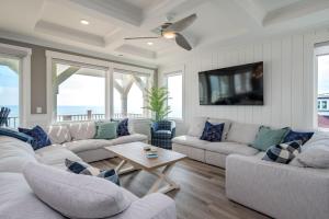 Μια τηλεόραση ή/και κέντρο ψυχαγωγίας στο Saltwater Blessing by Oak Island Accommodations