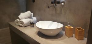 La salle de bains est pourvue d'un lavabo blanc sur un comptoir. dans l'établissement Petries Studios, à Agioi Apostoli