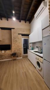 Kitchen o kitchenette sa Carmona&House