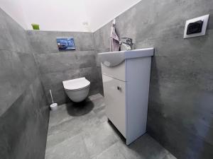 Łazienka w obiekcie Apartamenty Pod Jaworami