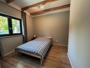sypialnia z łóżkiem w pokoju z oknem w obiekcie Apartamenty Pod Jaworami w Jeleniej Górze