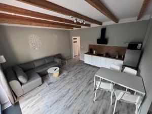 Kuchnia lub aneks kuchenny w obiekcie Apartamenty Pod Jaworami