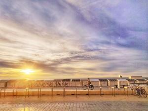 Matahari terbit atau terbenam yang dilihat dari apartmen atau berdekatan