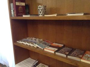 a book shelf with books and other books at Houspitality Caesar Bed & Breakfast in Rome