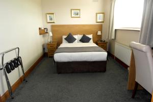 una camera d'albergo con un letto e una finestra di Seacourt Accommodation Tramore - Adult Only a Tramore