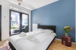 Postel nebo postele na pokoji v ubytování Resident Moose