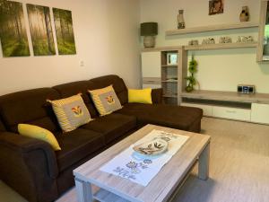 - un salon avec un canapé brun et une table dans l'établissement Apartment Weinberg, à Ürzig