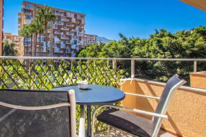 un tavolo e sedie sul balcone di un appartamento di M201 - Studio - Complex Minerva & Jupiter a Benalmádena