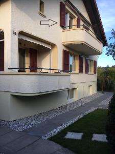 an external view of a building with a balcony at Appartement de 3 pièces, dans la maison familial à Morat-Murten, Fribourg-CH in Murten