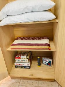 eine Schublade unter einem Bett mit einer Matratze und anderen Gegenständen in der Unterkunft Preludio De Luxe in Villa General Belgrano