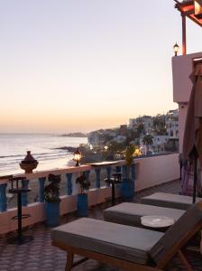 balcone con vista sull'oceano al tramonto di L'Auberge Taghazout a Taghazout