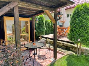 a patio with a table and chairs in a yard at SG chalupa MLÁZOVICE 1 in Mlázovice