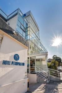 a building with the hilton perthymus inn at Hotel Petropolis Inn in Petrópolis