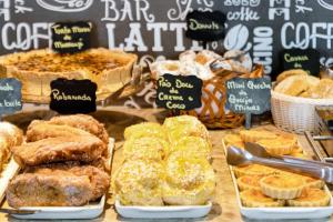 una exposición de diferentes tipos de panes y pastas en Hotel Petropolis Inn en Petrópolis