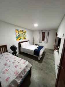 Tempat tidur dalam kamar di Casa de Campo em cond Villas de Areia prox engenho