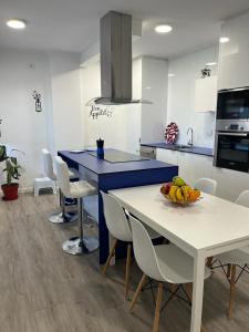 eine Küche mit einem Tisch und einer Obstschale darauf in der Unterkunft Patos Beach III - Olas in Nigrán